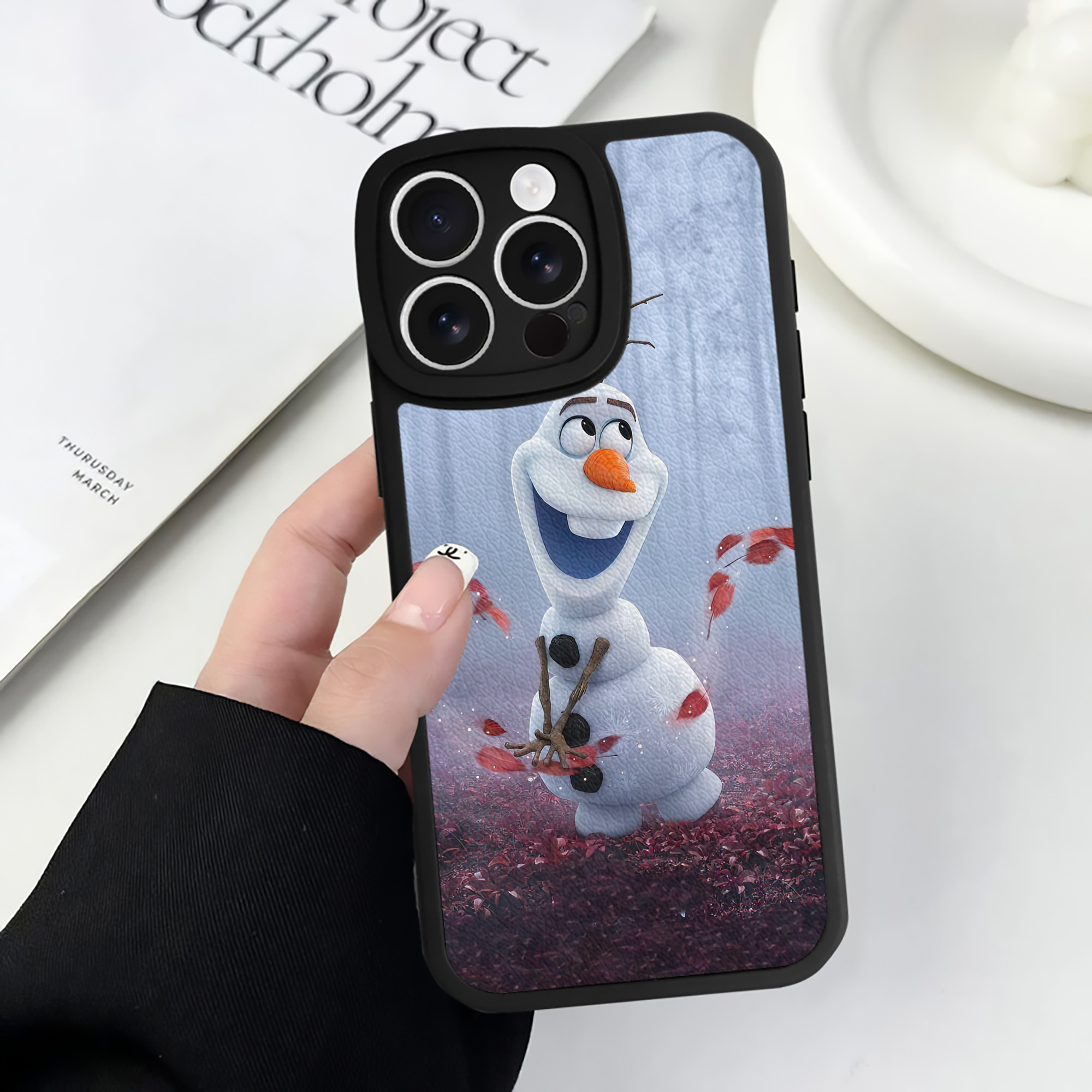 （画像用） アナと雪の女王 アンナ エルサ Frozen Anna Elsa 【iPhone 16シリーズ対応】シリコンスマホケース（レザー調） 材質：シリコン